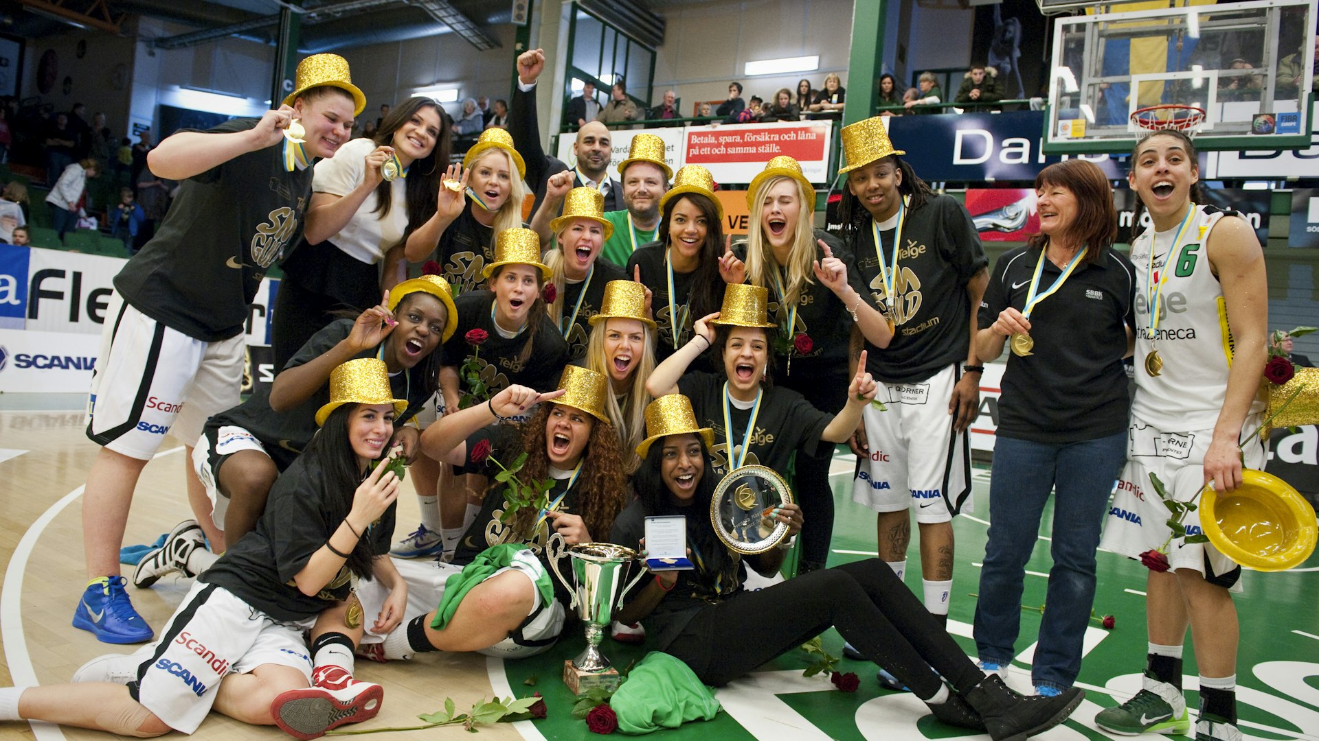 Södertälje BBK (då Telge Basket) firar SM-guldet och lyfter bucklan säsongen 11-12.